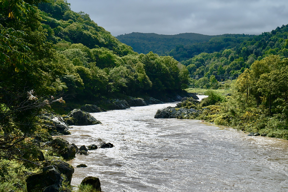 カムイコタンの石狩川