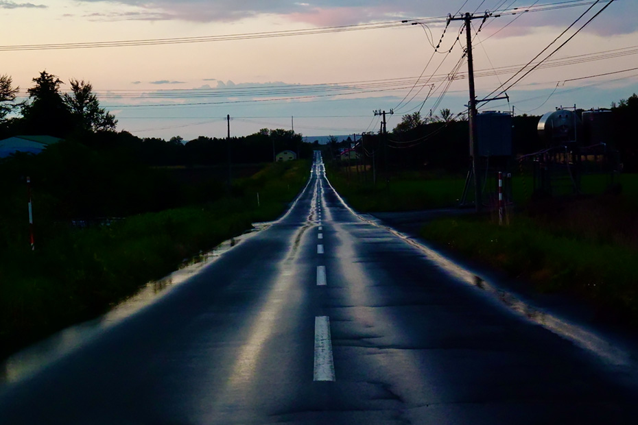 雨上がりの斜里町の1本道。