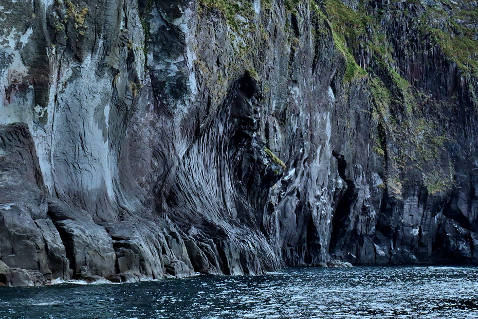 ウトロ発のクルーズ船から望む知床半島の断崖。