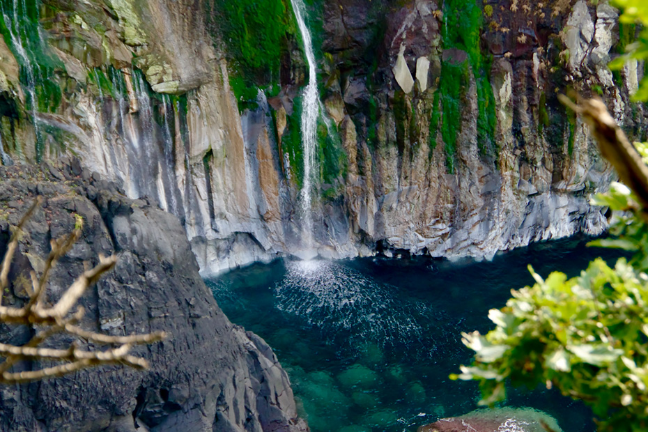 ネイチャーガイドと共に歩いて辿り着いた滝。「男の涙」