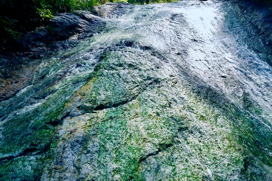 温泉が流れるカムイワッカ湯の滝。アイヌ語で「神の水」を意味する。4つの滝を登り、温泉の滝壺に入る事ができる。