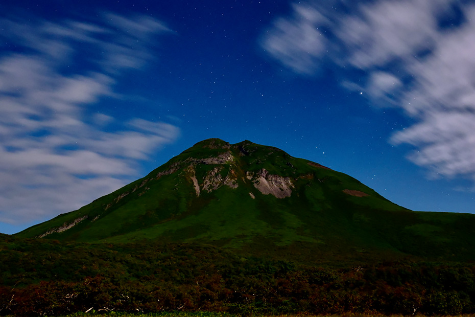 月明かりの夜、知床峠より羅臼岳を望む。
