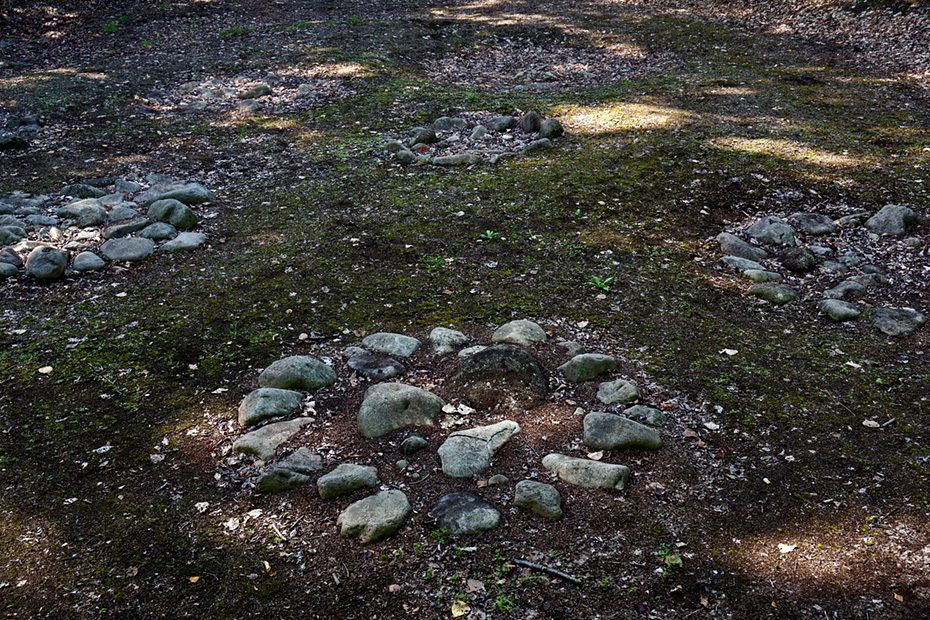 斜里町・朱円周堤墓群。縄文時代のお墓。土器や石器、石棒、飾り玉などの他、炭化した繊維片が見つかっている。