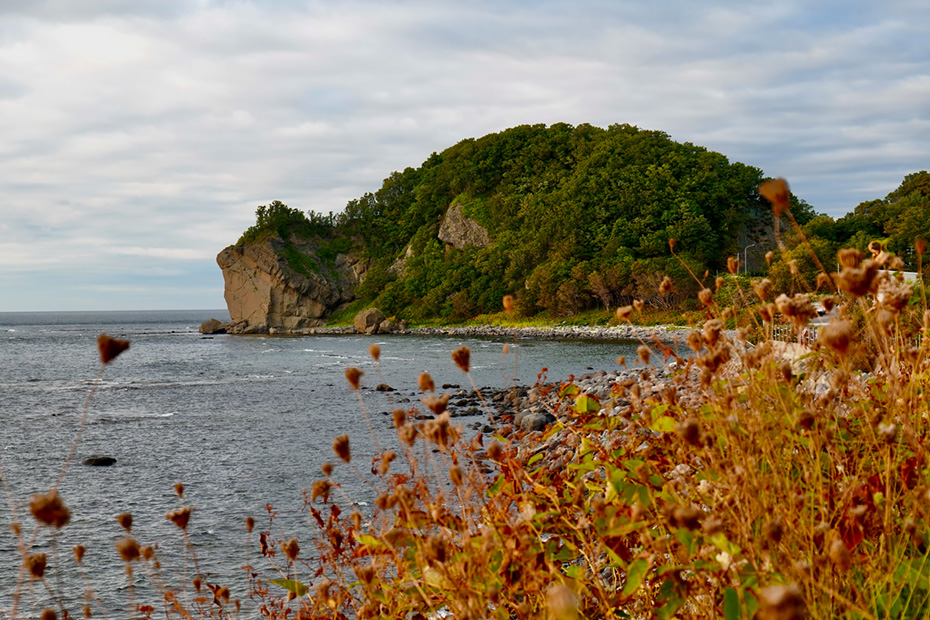 斜里町チャシコツ岬上遺跡。カメ岩とも言われる岬の上にオホーツク文化の住居跡がある。