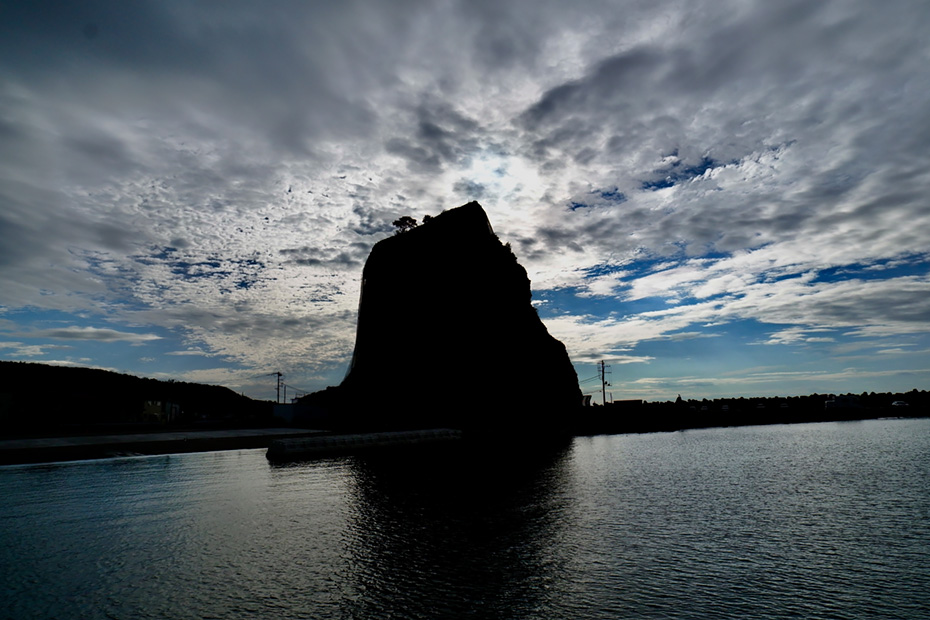 斜里町ウトロのオロンコ岩。先住民族「オロッコ族」がこの岩の上に住んでいたという伝説がある。