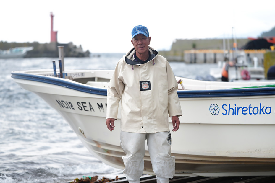「知床らうすリンクル」の代表であり船長の野田克也さん。今や数ある漁船小型クルーズの先駆者。半島の行き止まりである相泊港から出航している。
