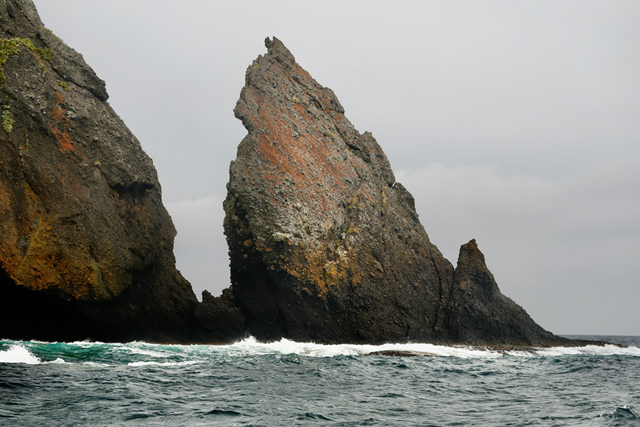 ウトロ側とは違う切り立つ岩の地形の間を進んで行く。