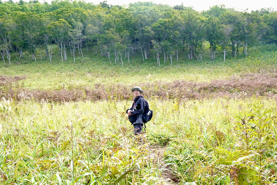 ズームレンズを片手に、気配を感じながらゆっくりと森の中を歩く佐藤雅子さん。「知床とこぼうず」という屋号で活動している。