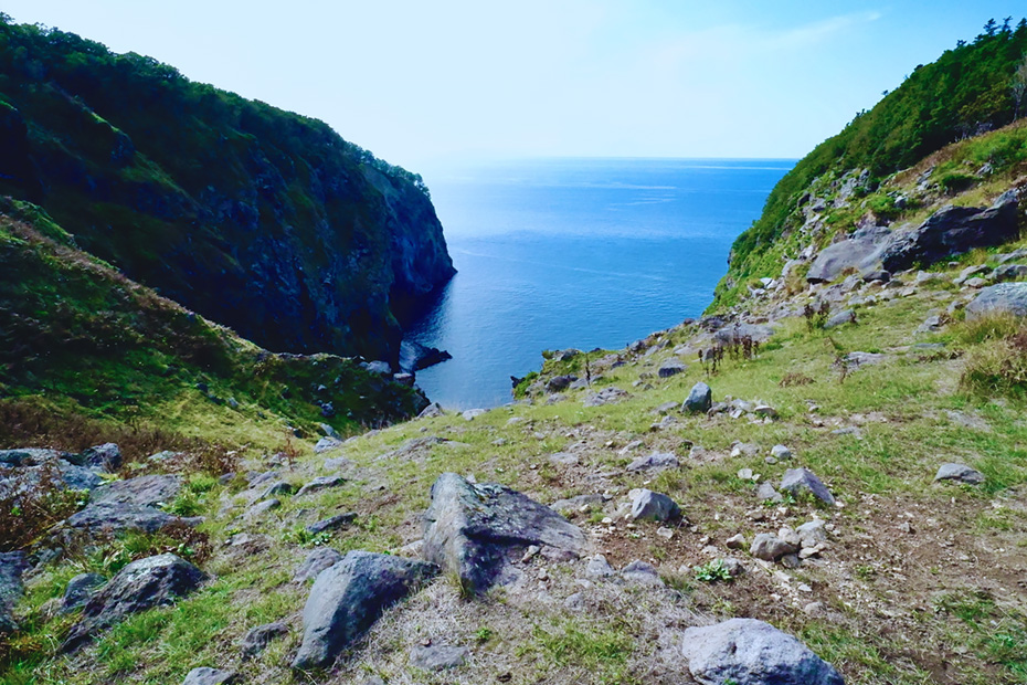 森を抜けると現れたオホーツク海と断崖の絶景。