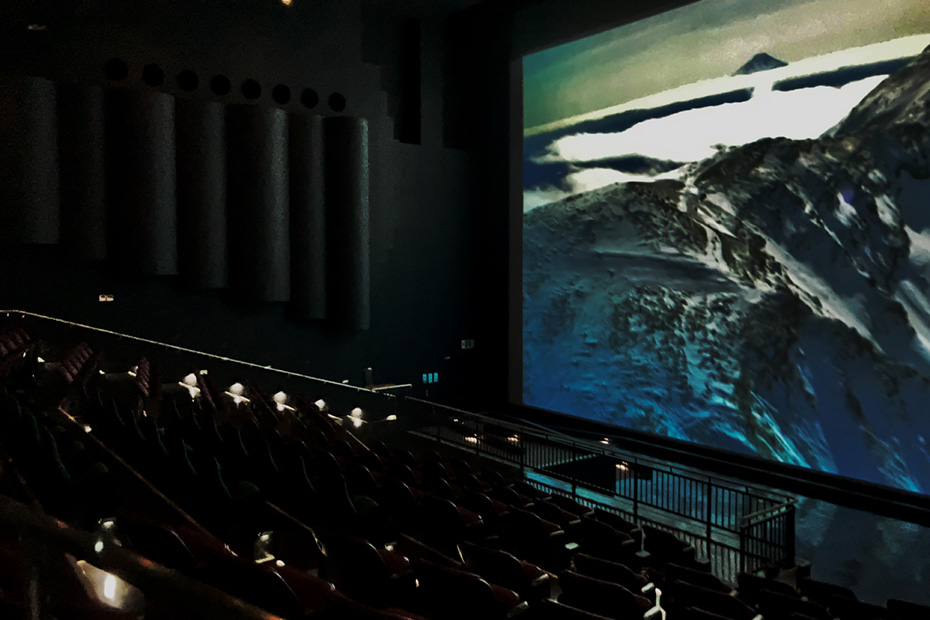 知床自然センターでは巨大スクリーンシアターがあり知床の自然環境映画や課題などをテーマにした映画が上映されている。