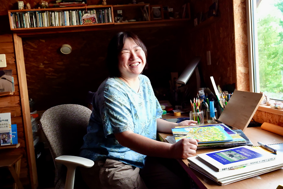 あかしのぶこさん。森と海が望める制作アトリエにて。