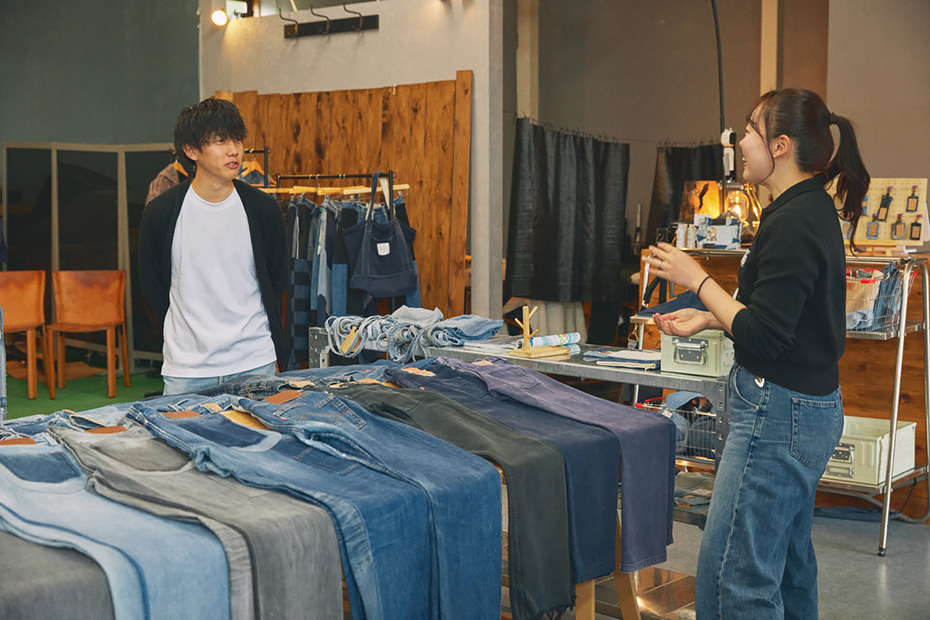 「小学校の担任の先生誰だっけ？」と、昔話に花が咲く日下さんと小林さん。「同い年で地元で起業して頑張っている奨くんみたいな存在は、とっても心強いですし、一緒になにかできたらと思います」と日下さん。お互いに地元を盛り上げようと奮闘する強力な同志だ。