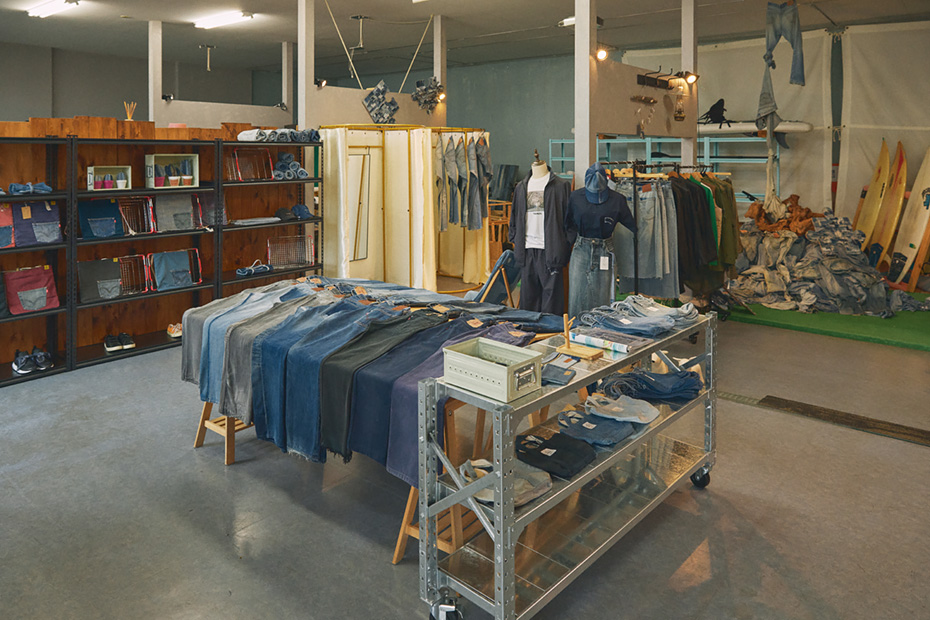 店内にはリメイクデニムのパンツやジャケット、端材で作ったオリジナルトートなどの小物もずらりと並ぶ。