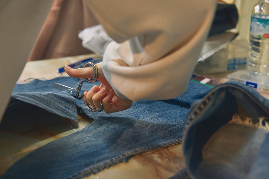 特殊なクリーニング方法とリペア技術で、501は新しいデニムへと蘇る。