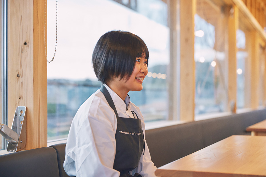 「富岡町は食材が豊富で、お魚も野菜もお米もとっても美味しいです。地元食材が扱えて、ワインのことも勉強できるなんて、私にぴったりの職場だ！と思いました」と目を輝かせる根本さん。