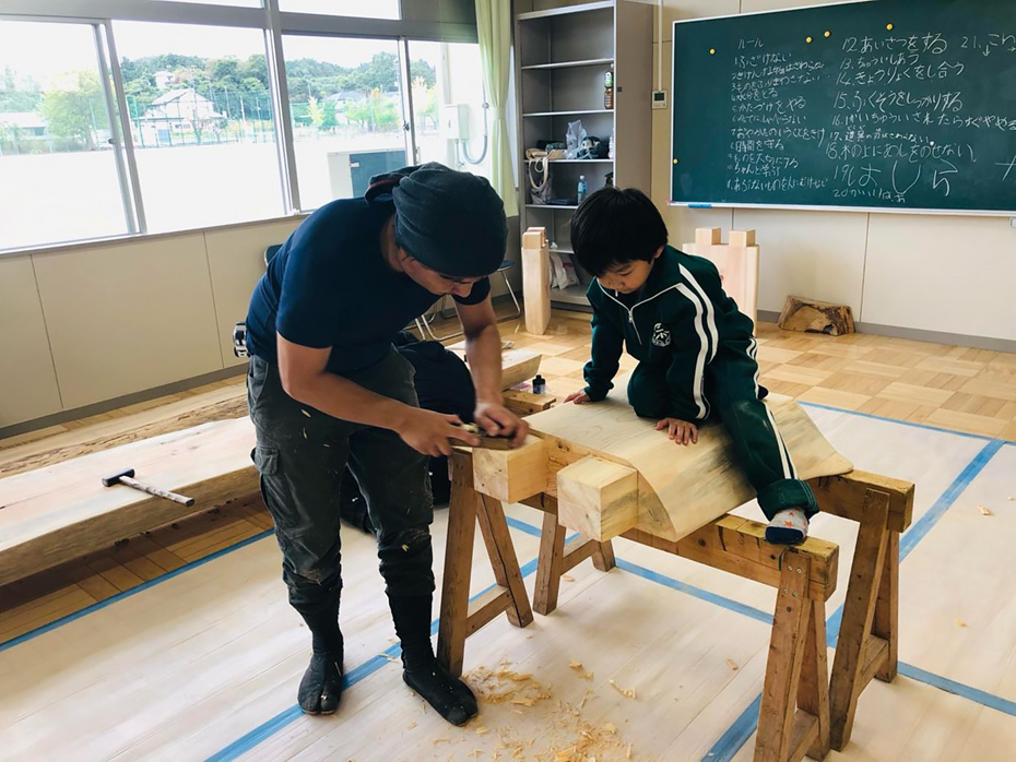 富岡町立小中学校で取り組んでいる「PinSプロジェクト」。アーティストが学校の廊下などで作業しているので、子供たちも気軽に交流できる。　写真提供：NPO法人インビジブル