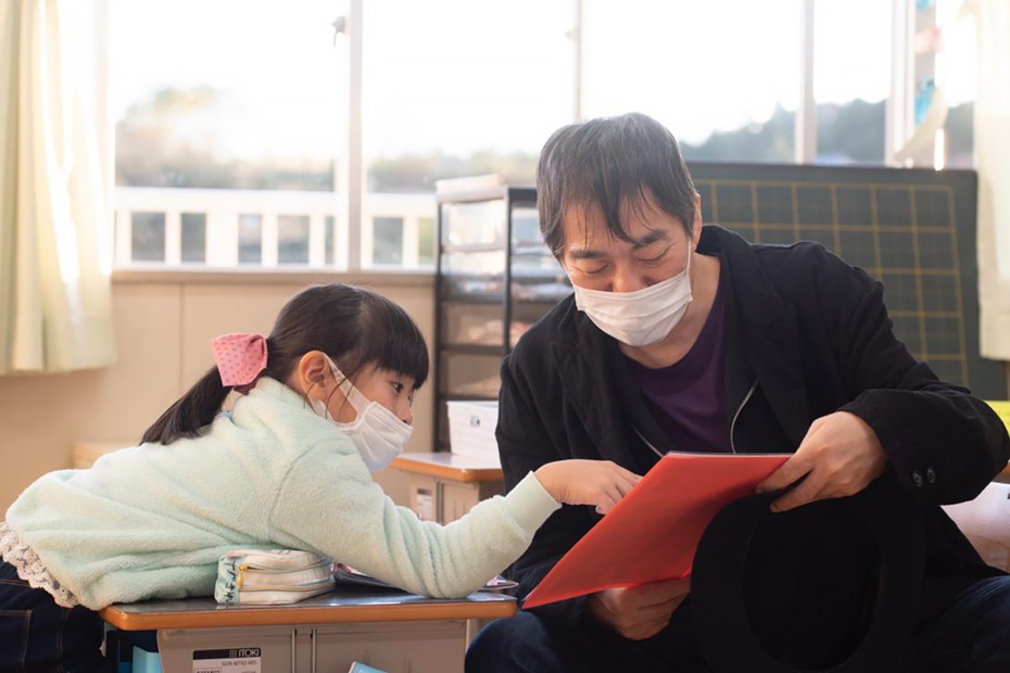 アートに触れた子供たちの感性はすくすく育ち、なかには自主企画で展示を行ったり、すでに藝大へ行くと宣言している子もいるそう。　写真提供：NPO法人インビジブル