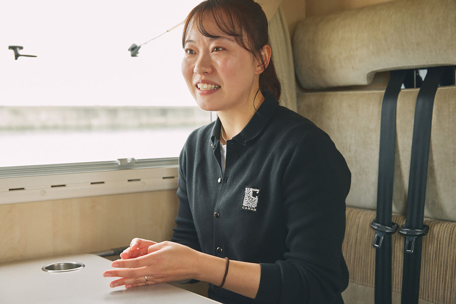 キャンピングカーの中でお話を聞かせてくれた日下あすかさん。東京の建築事務所勤務を経て福島県へUターン。2025年2月に一般社団法人コトづくりを立ち上げた。