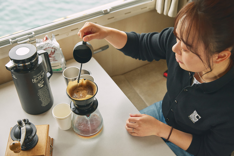 ニュージーランドで買ってきたという豆を挽き、コーヒーを入れてくれる日下さん。コーヒーミルやドリッパーはキャンピングカーに常備しているそうで、友人ともたまにこうして好きな場所でカフェタイムを楽しむそう。