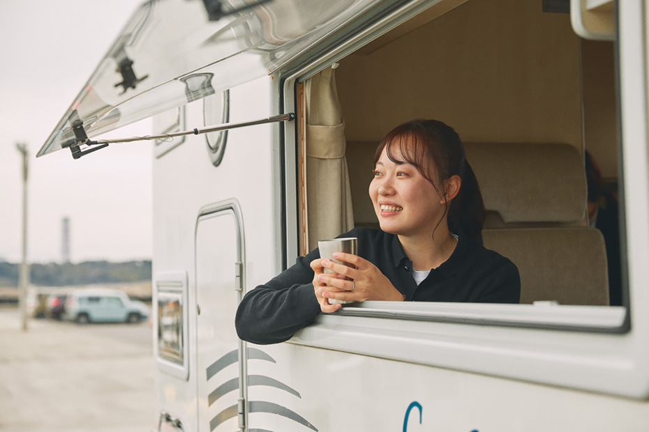 ニュージーランドで買ってきたという豆を挽き、コーヒーを淹れてくれる日下さん。コーヒーミルやドリッパーはキャンピングカーに常備しているそうで、友人ともたまにこうして好きな場所でカフェタイムを楽しむそう。