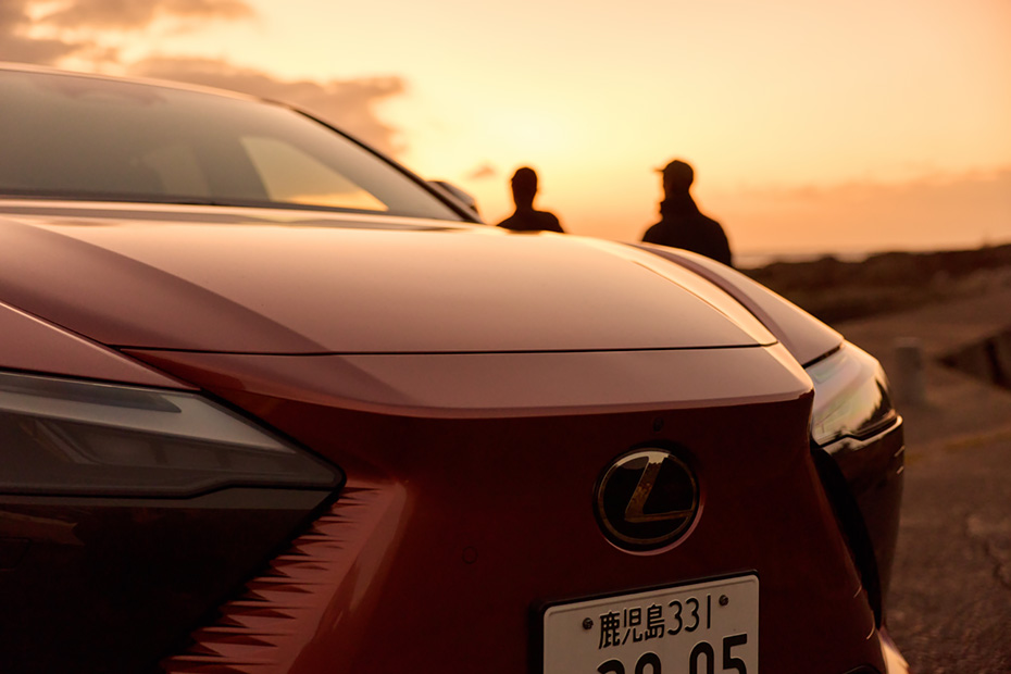 TJJの屋久島トリップのパートナーは、LEXUSのBEV（電気自動車）専用モデルの〈RZ〉。屋久島の春田浜、ソニックカッパー〈4Y5〉カラーが、朝陽に照らされ、美しく輝く。 