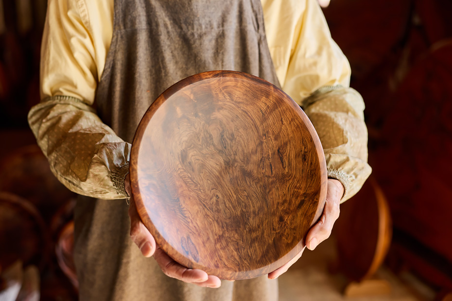 屋久杉で様々な創作を続ける、岳南さんの工房にも訪れた。