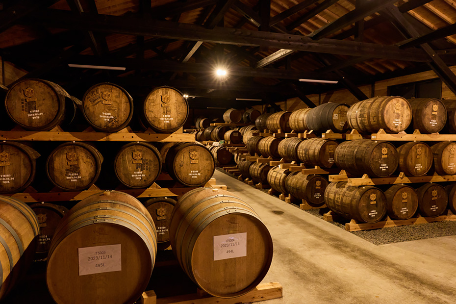 鹿児島の地元焼酎蔵〈本坊酒造〉の「屋久島伝承蔵」。ジャパニーズウイスキーの貯蔵庫や焼酎造りの現場を見学。