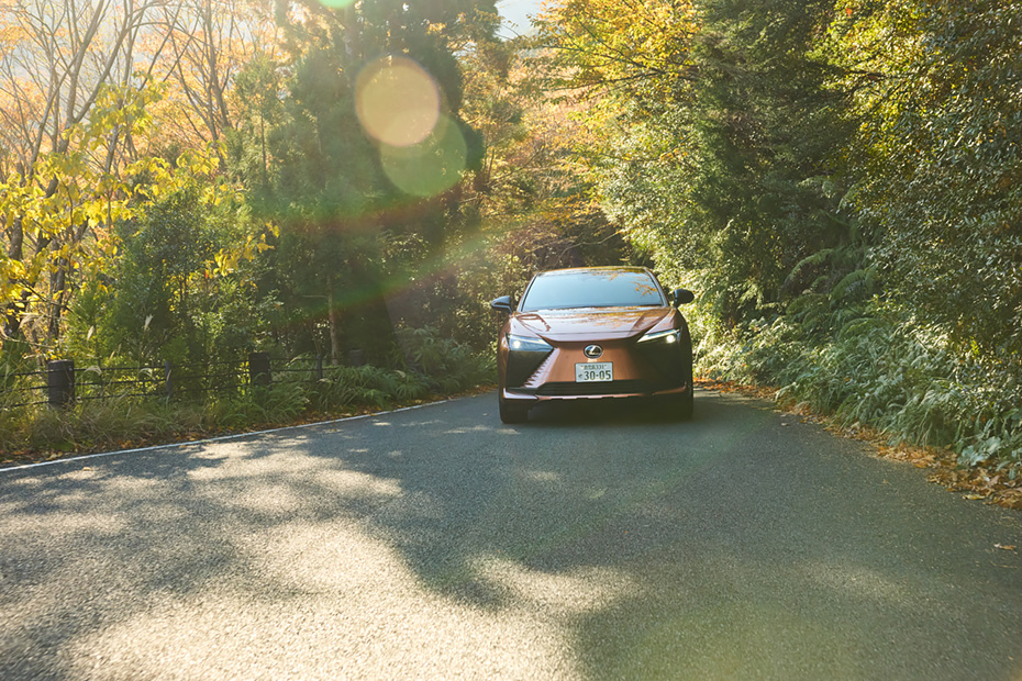 屋久島の美しい陽光の中、LEXUSでクリーンなドライブを楽しむ。
