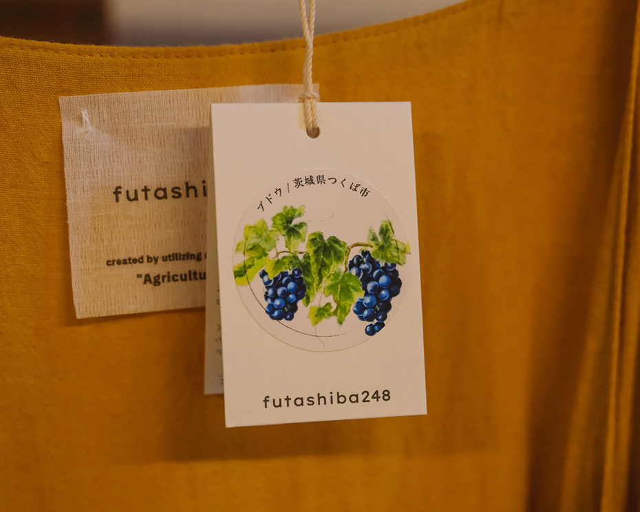 原料・産地を記したタグから“色の背景“を辿ることができる。