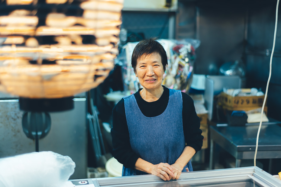 「このあたりのお客さんは優しくてね。店を始めたころは、今日のはしょっぱかったよ、なんて教えてくれて。育てられましたね」と幸子さん。息子さんは、立石のおでん酒場の名店と称される〈二毛作〉の店主(以前は隣にあったが、すでに移転)。「息子は息子で自分の味を作りたくてがんばっています。でも負けないわよ(笑)」