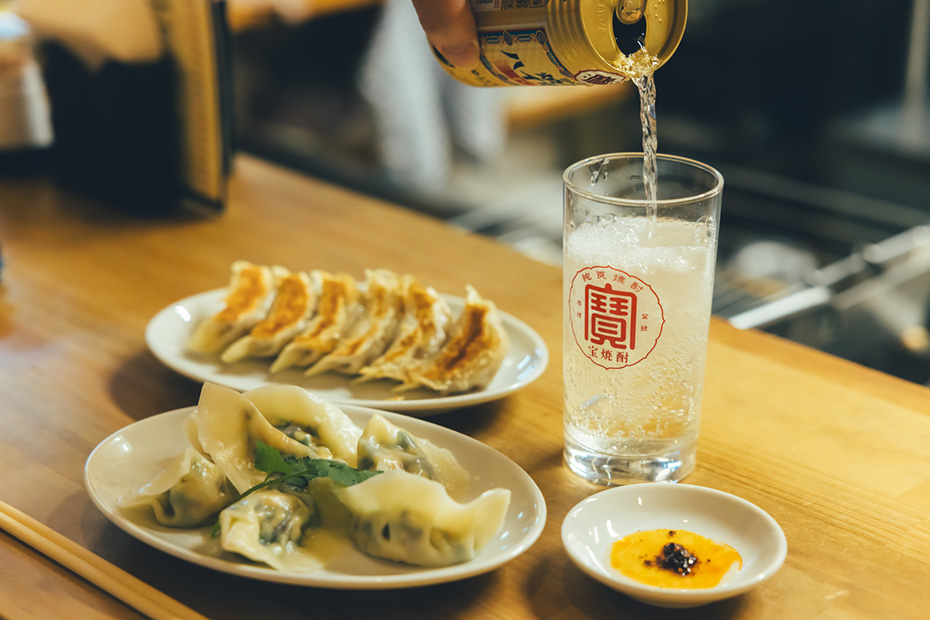 焼き餃子と水餃子(ともに6個入り420円 ※2026年1月より480円)。水餃子はつるりとした舌触りで、皮はもちもちとして歯ごたえがある。サイズの割には食べ応え十分。