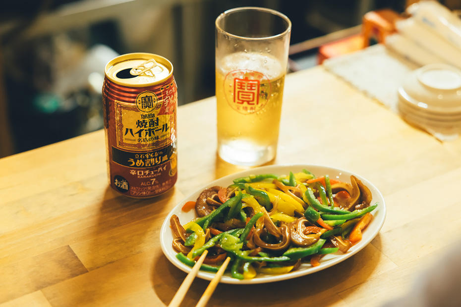 「野菜が美味しい」との大先輩の言葉に誘われて「炒猪耳」、豚耳とピーマン炒め(700円)を注文。ピーマンだけではなく赤、黄のパプリカもたっぷり。色鮮やかさとシャキシャキ感に驚く。料理メニューはあえての中国語表記で、別に日本語の説明メニューがあり、合わせて読むのも楽しい。