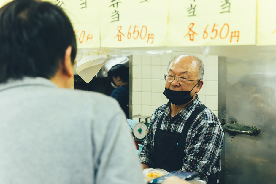 すごいメニュー数ですね、と倉井さんに聞けば「これでもメニューは削ったんです。昔はラーメンもやってました」。「スタートは肉屋。だもんでその名残で肉料理は多いですね。メンチ、コロッケ、ハンバーグはずーっとやっています。まあ、ほら、だんだん増えてっちゃうことあるじゃないですか」と少し照れ笑い。