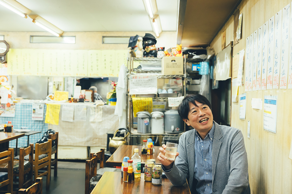 のどを潤しながら、店内をぐるりと囲むように張られたメニューを見る