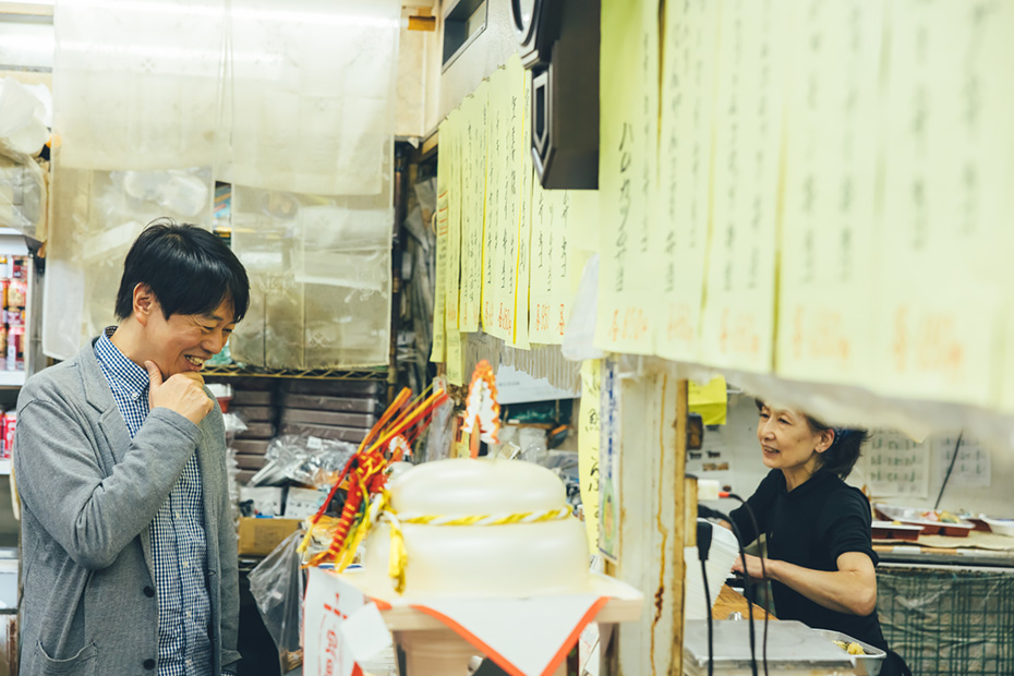 「カツカレーはとんかつかチキンカツかを選べますよ」と女将さん。食べたいものが多すぎて困る……という幸せな悩み。これぞのんべえテーマパーク。