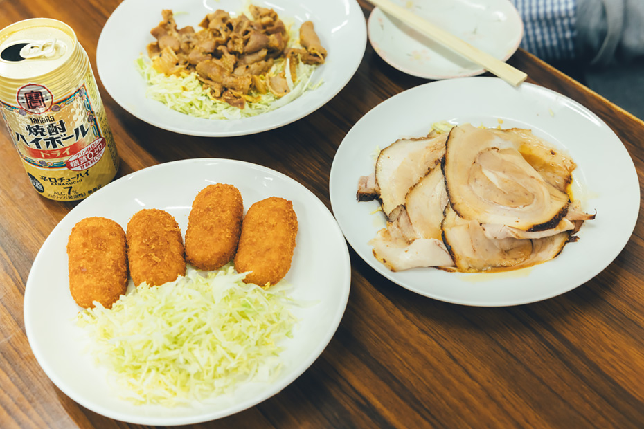 「自家製チャーシュー」(370円/写真右)。お持ち帰りもOK。ご飯に乗せても、ラーメンに入れてもうまいとのこと。「カニクリームコロッケ」(240円)や「もつホルモン」(350円)も頼んでしまった。