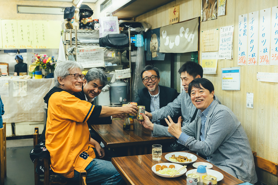 スーツの紳士は、お仲間と合流して乾杯。再会を楽しむ愉快な笑い声。その光景もいいアテだ。