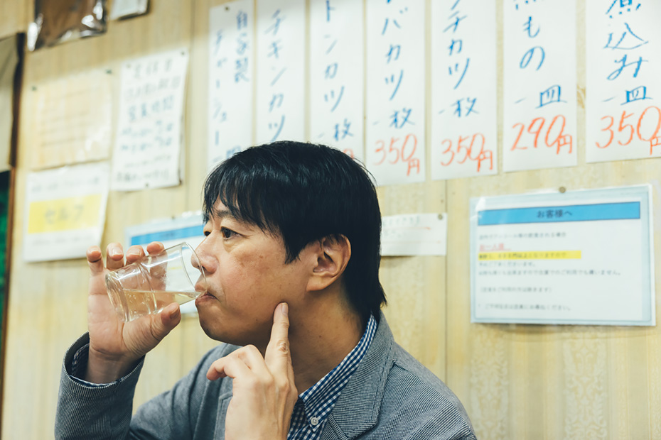 焼酎ハイボールでごくりと喉を鳴らす