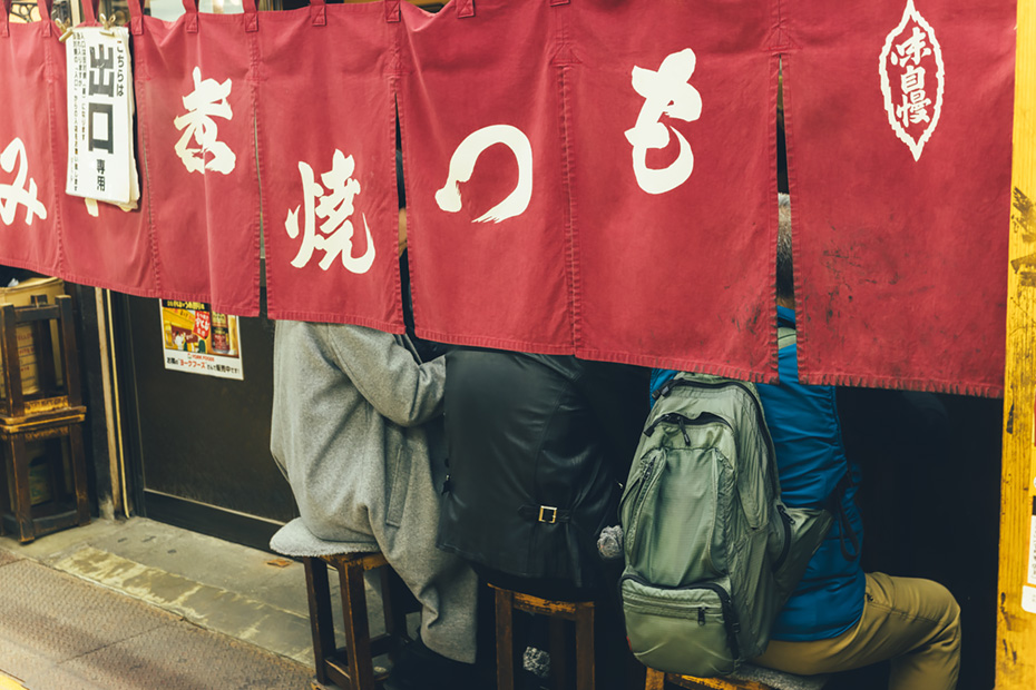 立石といえば、もつ焼きの〈宇ち多゛〉。平日の明るい時間からこの盛り上がり様