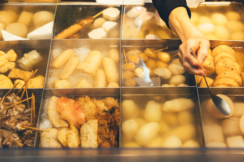 「立石仲見世商店街」の中にある〈丸忠蒲鉾店〉。自家製のさつま揚げ、おでん種を販売していて、店先では日高さんが一年中おでんを炊いている。