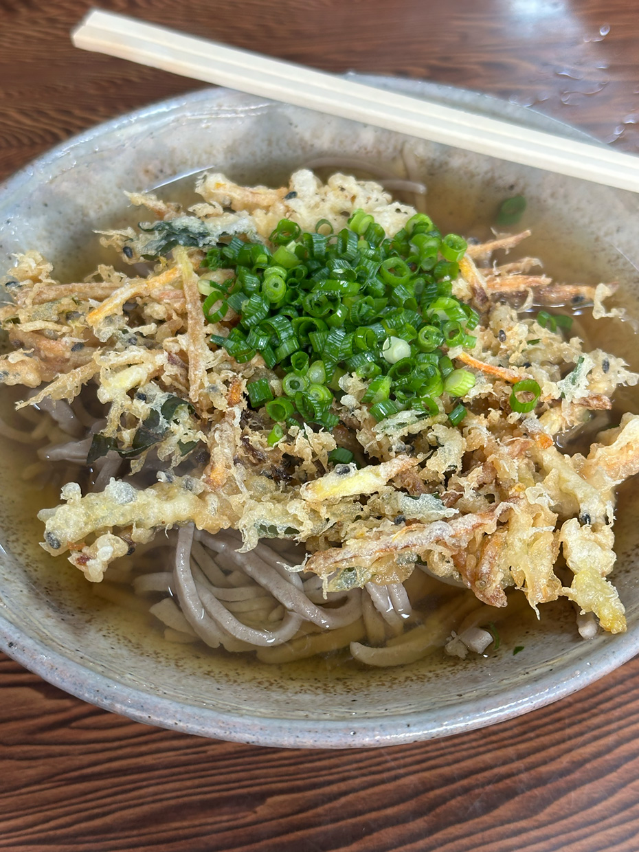 浅めの丼、その理由を今度、店主に聞いてみたいと思う。