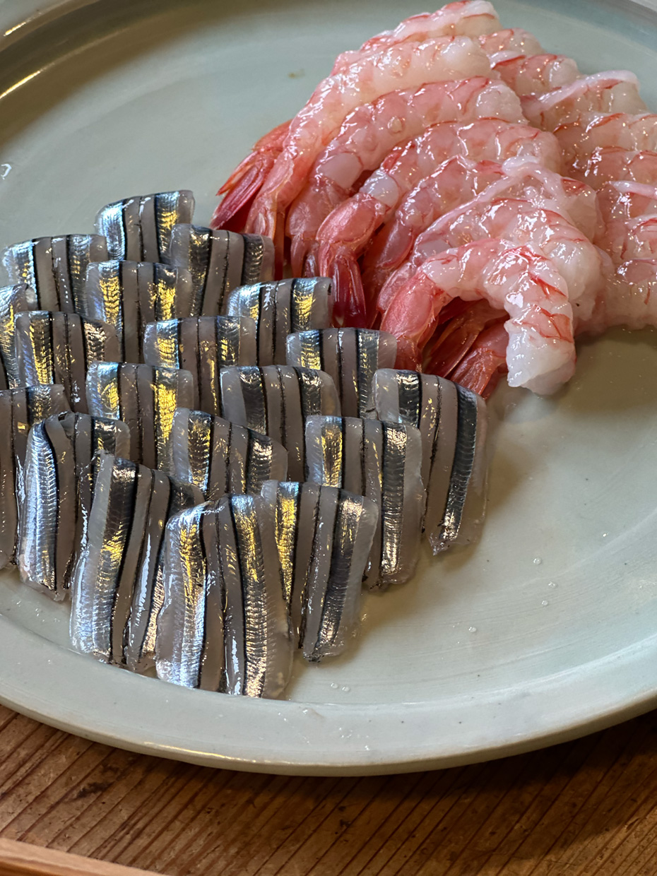 透き通ったキビナゴの刺し身。こんな美味しい刺身は初体験。