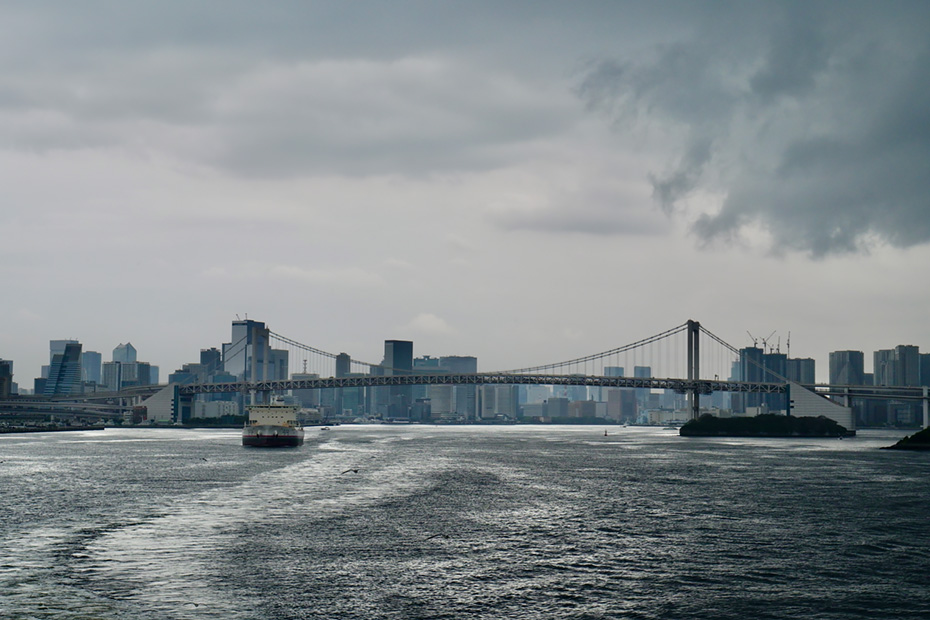 レインボーブリッジを越え、東京湾を南下する。