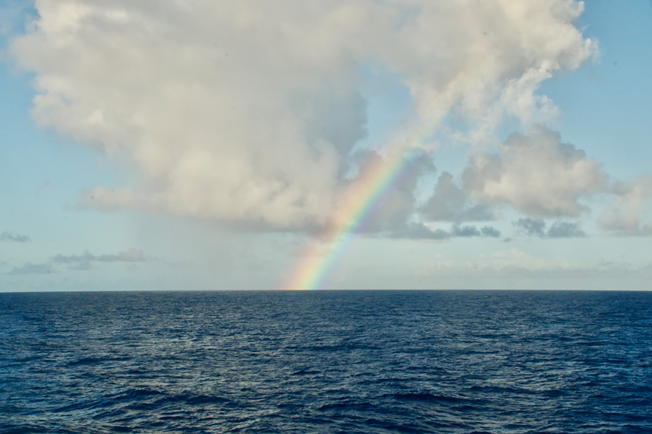 朝日が昇った後の虹。