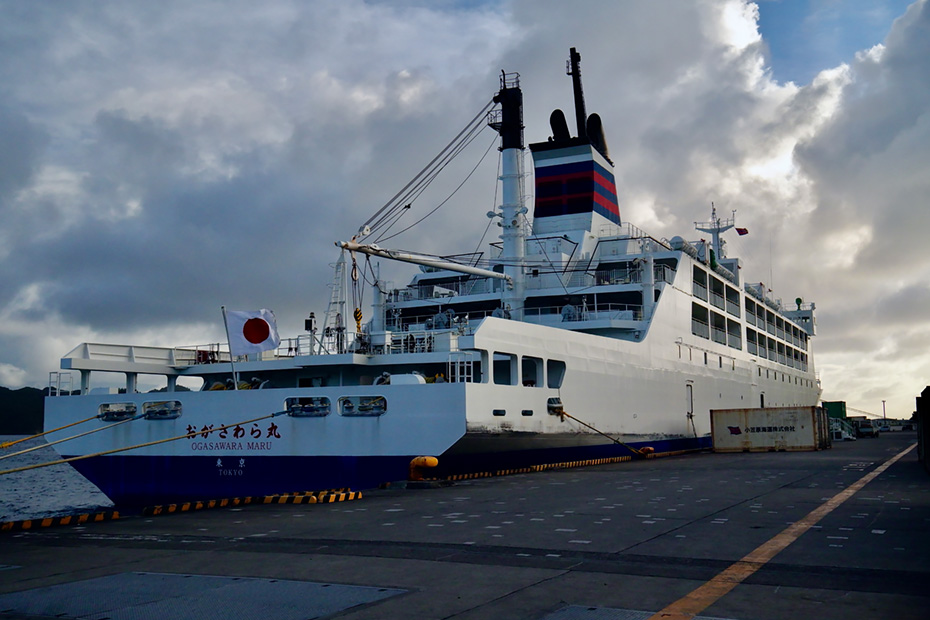父島に着岸したおがさわら丸。