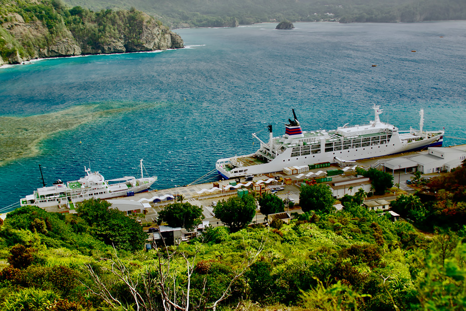 父島・大神山公園から望む二見港。おがさわら丸とははじま丸。