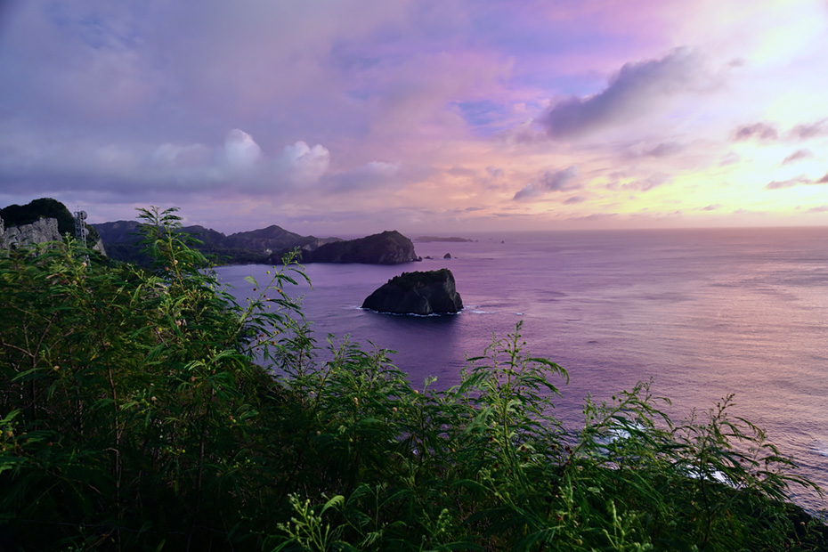父島・ウェザーステーション展望台より夕暮れを望む。