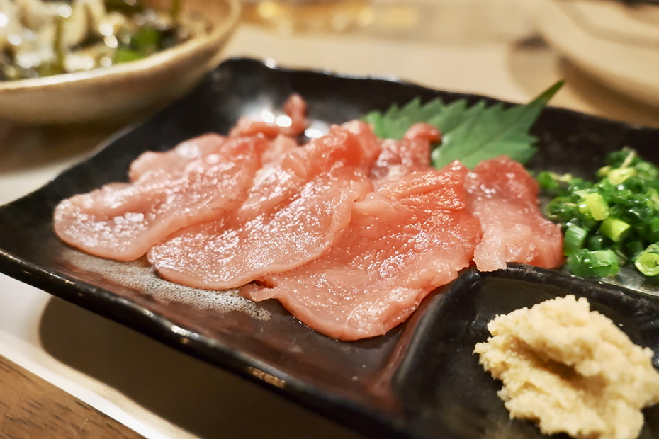 アオウミガメの刺身