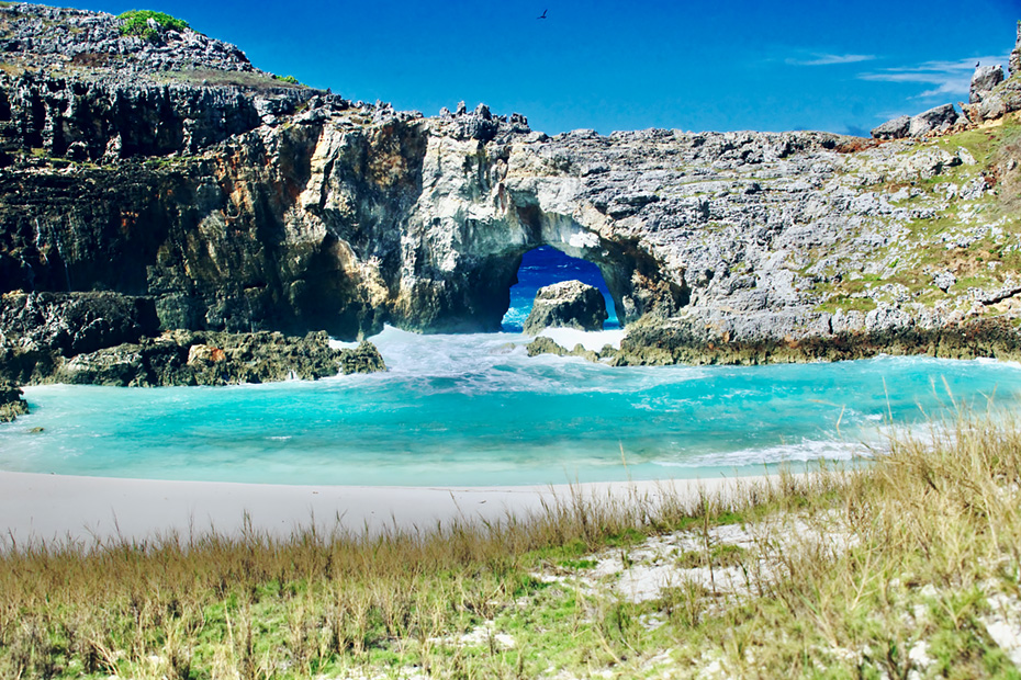 南島扇池。「沈水カルスト地形」という石灰岩特有の特殊な地形。かつてはドーム天井がある洞窟状の島だったという。