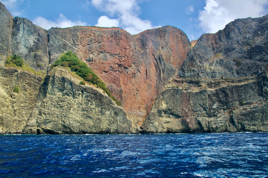 ハートロック（千尋岩）。V字の断層に赤土が溜まり固まったハート型の岩。